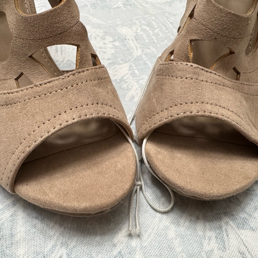 Madeline Stuart Cutout Heels size 7.5M - Picture 4 of 6